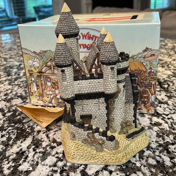 David Winter Cottages Macbeth’s Castle - Picture 4 of 5